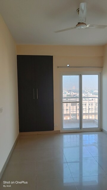 Room in 3 BHK Apartment at Mahagun Maple, Sector 50 – for Rent