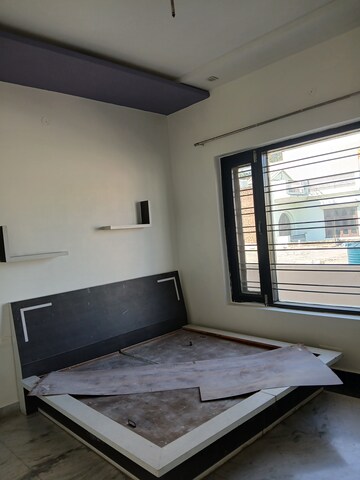 Room in 3 BHK Builder Floor at Sector 14 – for Rent