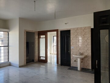 Room in 3 BHK Builder Floor at Sector 14 – for Rent