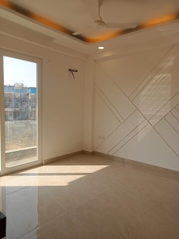 Room in 3 BHK Builder Floor at Sector 15i – for Rent