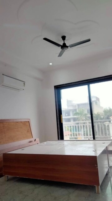 Room in 3 BHK Builder Floor at Sector 15i – for Rent