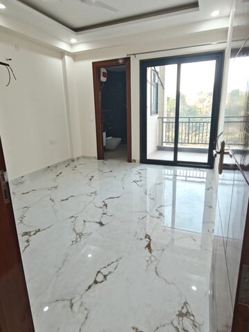 Room in 3 BHK Builder Floor at Sector 51 – for Rent