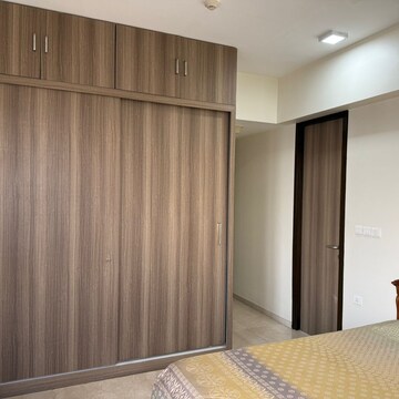 Room in 3 BHK Apartment at Sheth Vasant Lawns, Oswal Park – for Rent