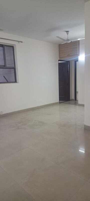Room in 2 BHK Apartment at Unitech Uniworld Gardens 2, Sector 47 – for Rent