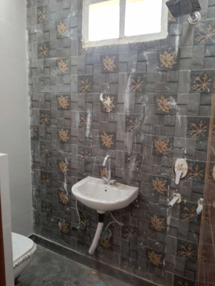 Bathroom, shastri nagar 3 Bedroom 900 Sq.Ft. Builder Floor In Shastri Nagar Delhi 8248945