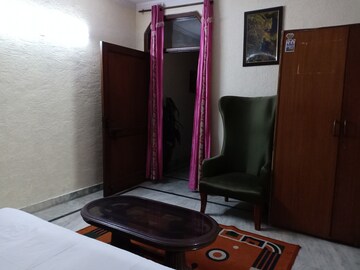 Furnished Amenities in 3 BHK Apartment at Panchsheel Vihar – for Rent