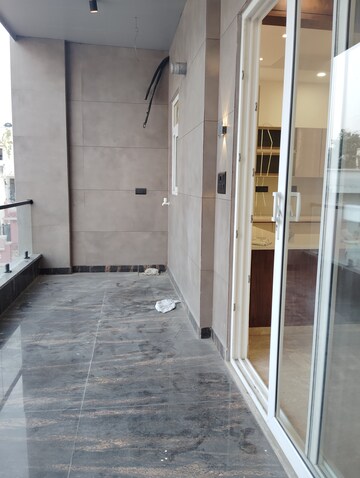 Room in 3.5 BHK Apartment at Paschim Vihar – for Rent