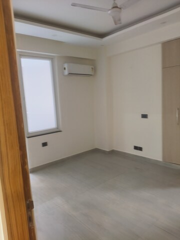 Room in 3.5 BHK Apartment at Ram Shanti Apartment, Sector 52 – for Rent