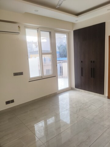 Room in 3.5 BHK Apartment at Ram Shanti Apartment, Sector 52 – for Rent