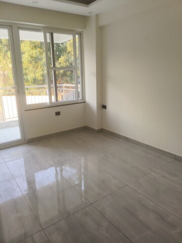 Room in 3.5 BHK Apartment at Ram Shanti Apartment, Sector 52 – for Rent