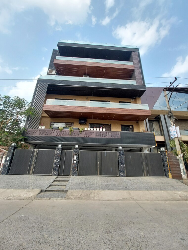 Balcony, sector 28 4 Bedroom 350 Sq.Yd. Builder Floor In Sector 28 Faridabad 8249070