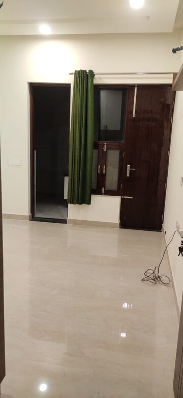 Room in 2 BHK Apartment at Sector 14 – for Rent
