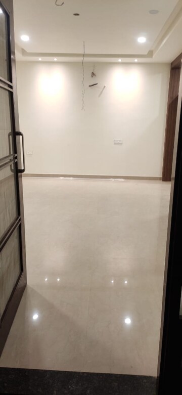 Room in 2 BHK Apartment at Sector 14 – for Rent