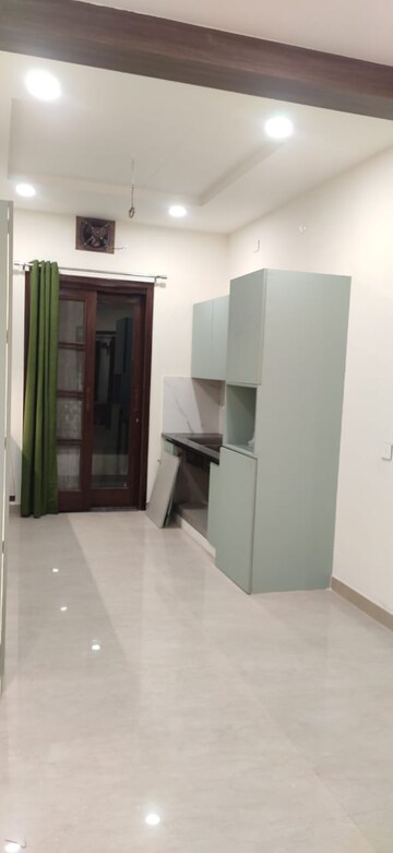 Room in 2 BHK Apartment at Sector 14 – for Rent