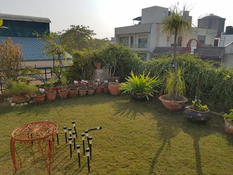 Garden, greater kailash i 4 Bedroom 2500 Sq.Ft. Apartment In Greater Kailash I Delhi 8249310