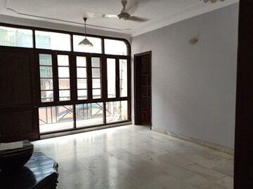 Room in 4 BHK Apartment at Greater Kailash I – for Rent
