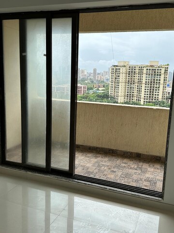 Room in 3 BHK Apartment at Lotus Unity, Versova – for Rent