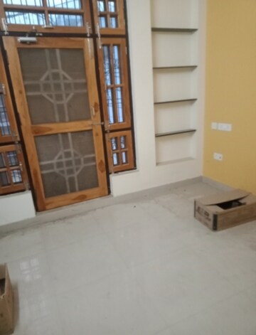Room in 2 BHK Villa at Aliganj – for Rent