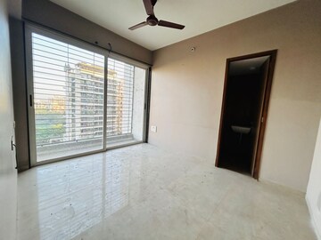 Room in 3 BHK Apartment at Seawoods – for Rent