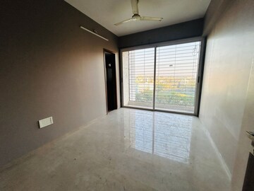 Room in 3 BHK Apartment at Seawoods – for Rent