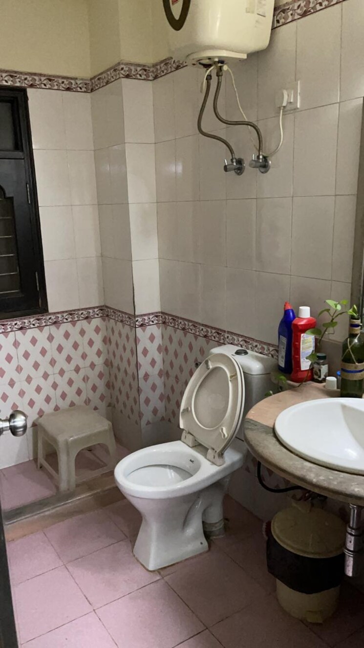 Bathroom, lajpat nagar iii 3 Bedroom 1800 Sq.Ft. Builder Floor In Lajpat Nagar Iii Delhi 8249856