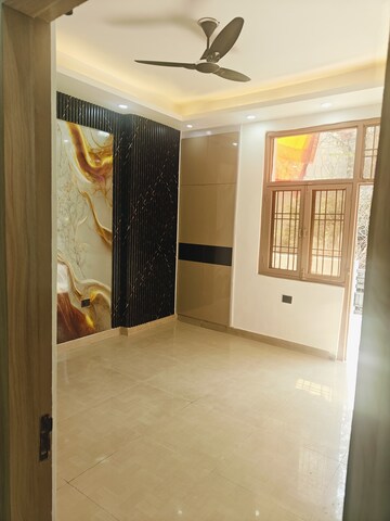 Room in 3 BHK Builder Floor at Shakti Khand – for Rent
