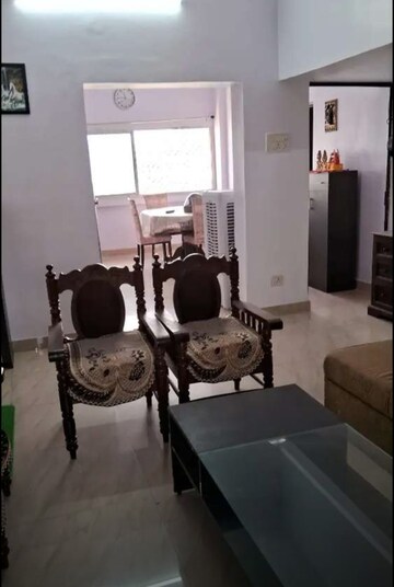 Master Bedroom in 2 BHK Apartment at Hazratganj – for Rent