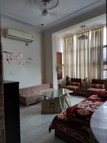 Living Room in 2.5 BHK Independent House at Sector 55 – for Rent