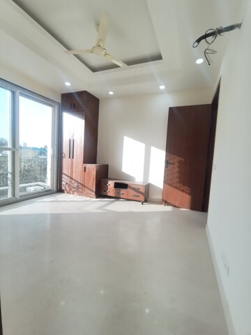 Room in 3 BHK Builder Floor at Mall Fifty One, Sector 51 – for Sale