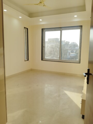 Room in 3 BHK Builder Floor at Mall Fifty One, Sector 51 – for Sale