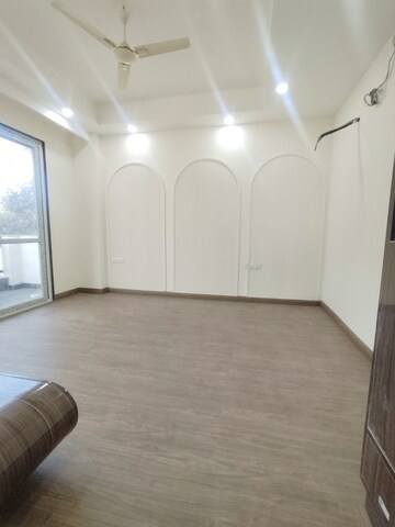 Bathroom in 3 BHK Builder Floor at Mall Fifty One, Sector 51 – for Sale