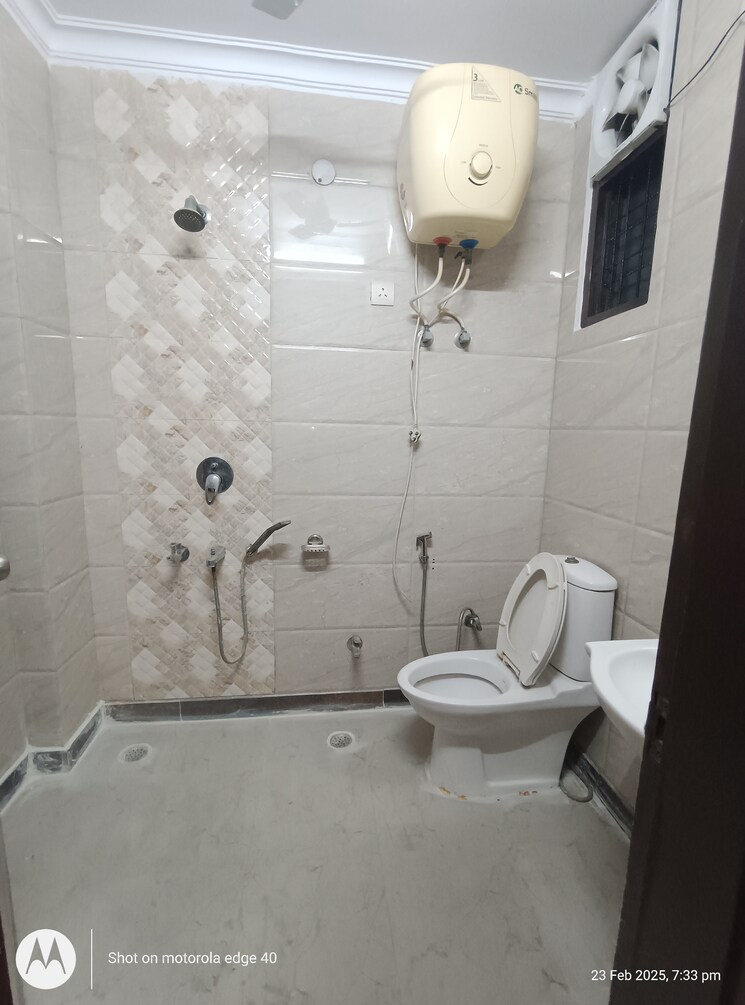 Bathroom, mukherjee nagar 2 Bedroom 100 Sq.Yd. Builder Floor In Mukherjee Nagar Delhi 8250679