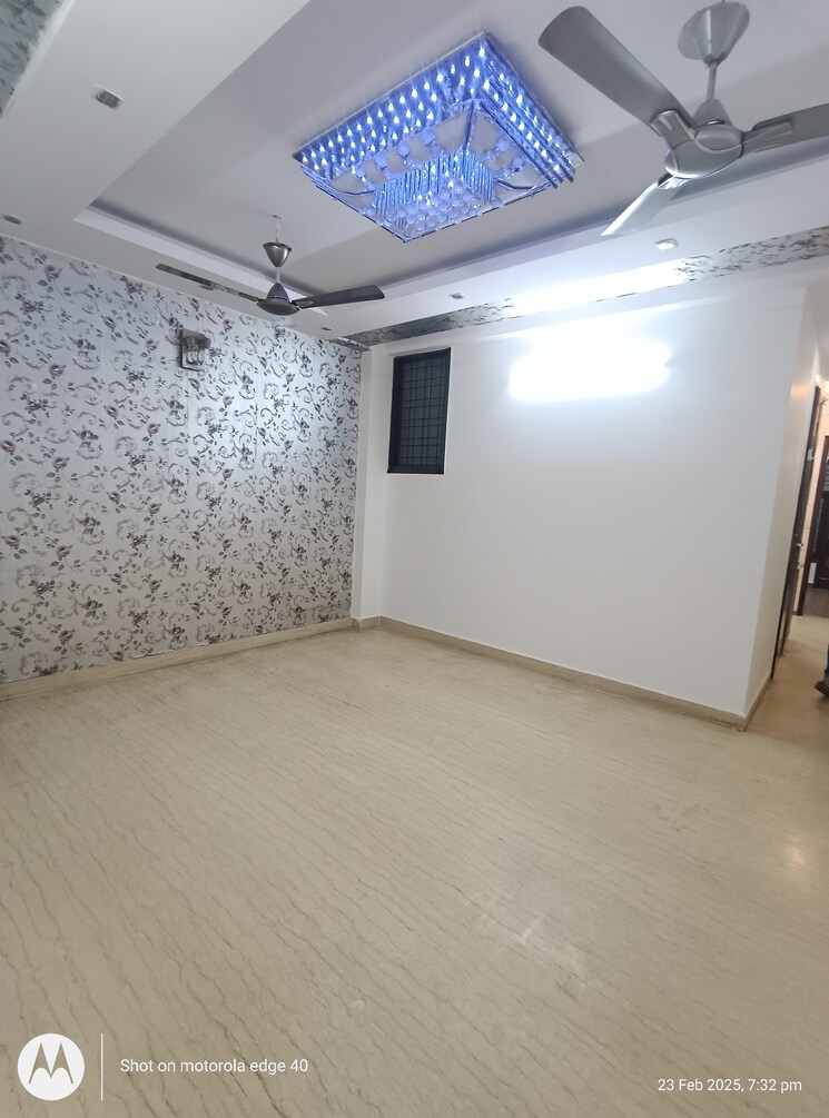 Room, mukherjee nagar 2 Bedroom 100 Sq.Yd. Builder Floor In Mukherjee Nagar Delhi 8250679