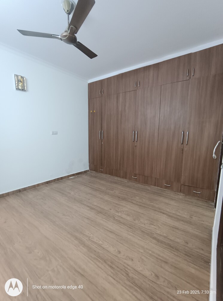 Room, mukherjee nagar 2 Bedroom 100 Sq.Yd. Builder Floor In Mukherjee Nagar Delhi 8250679