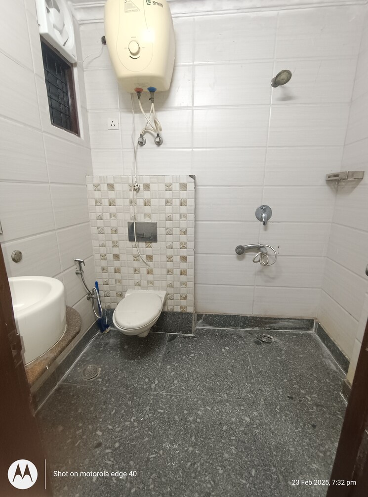 Attached Bathroom, mukherjee nagar 2 Bedroom 100 Sq.Yd. Builder Floor In Mukherjee Nagar Delhi 8250679