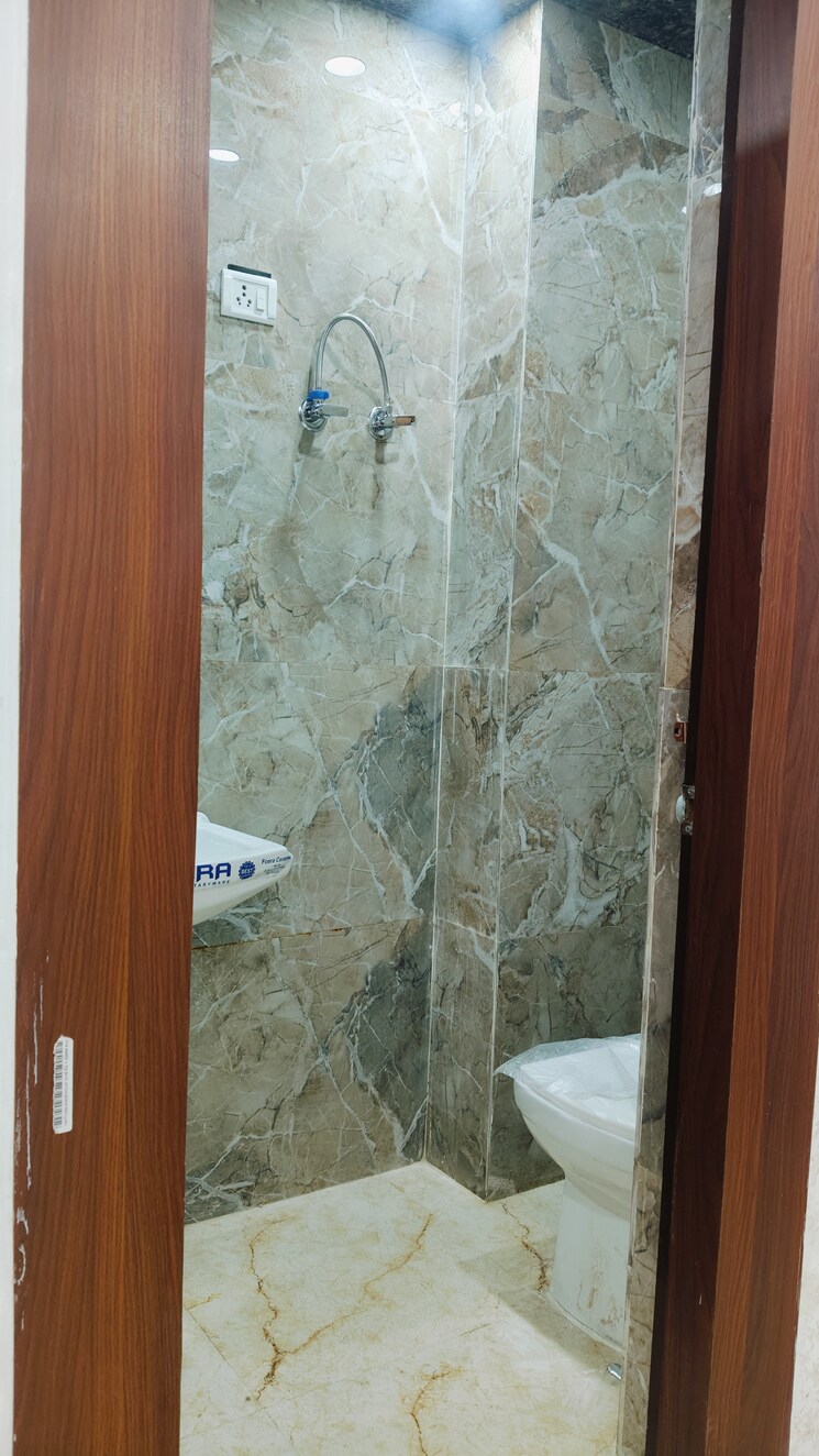 Bathroom, gyan khand 3 Bedroom 1350 Sq.Ft. Builder Floor In Gyan Khand Ghaziabad 8250700