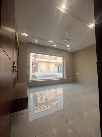 Room in 5 BHK Villa at Ghazipur – for Rent