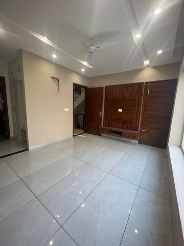 Room in 5 BHK Villa at Ghazipur – for Rent