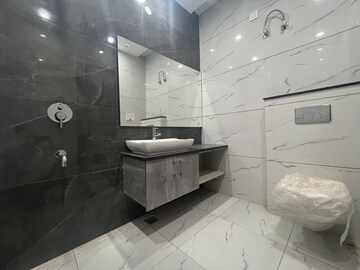 Attached Bathroom in 5 BHK Villa at Ghazipur – for Rent