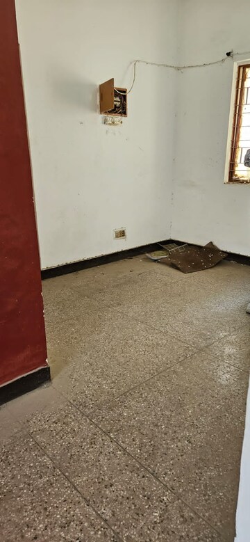 Room in 2 BHK Apartment at Dilshad Garden – for Rent