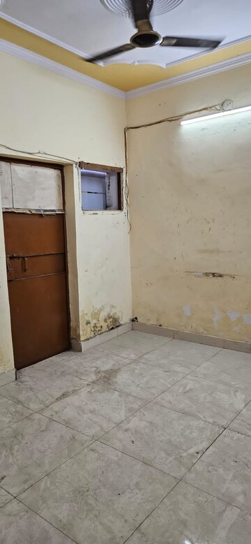 Room in 2 BHK Apartment at Dilshad Garden – for Rent