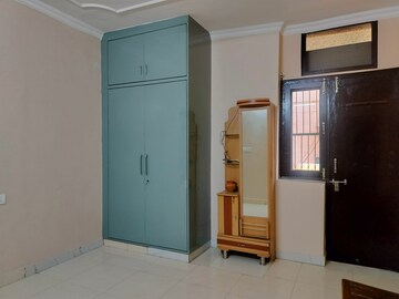 Room in 4 BHK Apartment at Sarita Vihar – for Rent