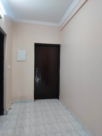 Room in 4 BHK Apartment at Sarita Vihar – for Rent