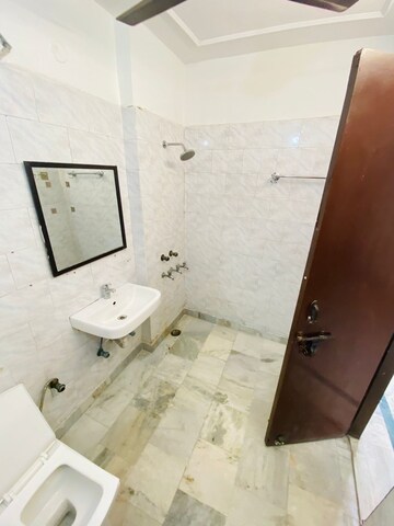 Furnished Amenities in 4 BHK Apartment at Sector 11 Dwarka – for Rent