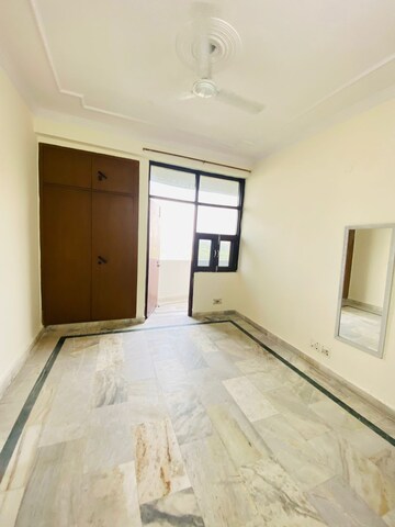 Room in 4 BHK Apartment at Sector 11 Dwarka – for Rent
