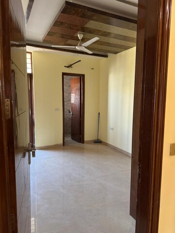 Room in 4 BHK Apartment at Sector 85 – for Rent