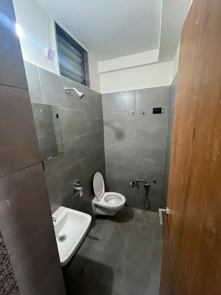 Bathroom, abhay-ratna-shashwat 1.5 Bedroom 801 Sq.Ft. Apartment In Chandlodia Ahmedabad 8251122
