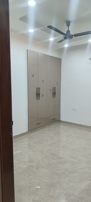 Room in 3 BHK Apartment at Sector 5, Dwarka – for Rent