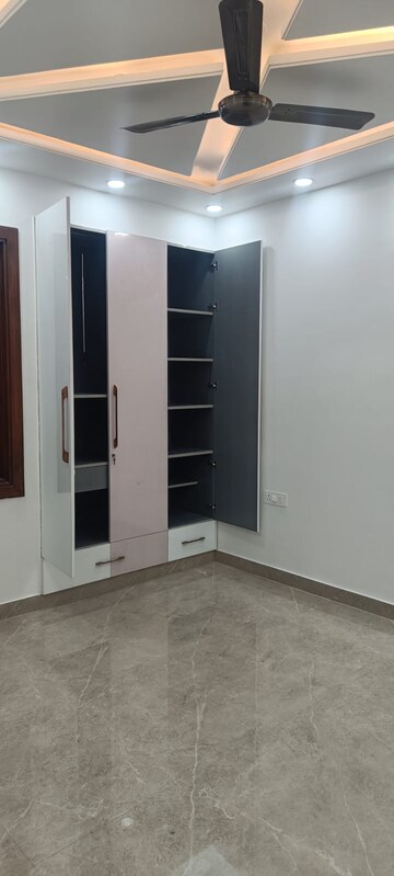 Room in 3 BHK Apartment at Sector 5, Dwarka – for Rent
