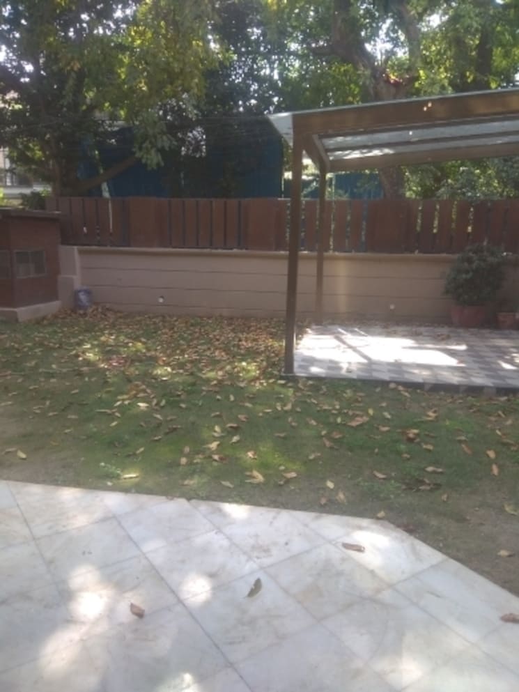  Parking, new friends colony 5 Bedroom 500 Sq.Yd. Independent House In New Friends Colony Delhi 8251204